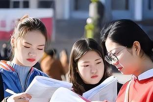 世一庆？韩国妹子在毕业典礼上模仿C罗Siuuu，现场多人附和？